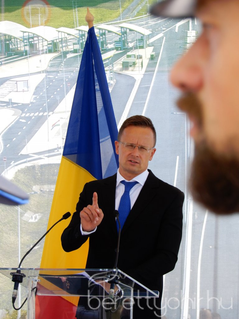 Átadták az M4-es autópálya Ártándig tartó szakaszát22